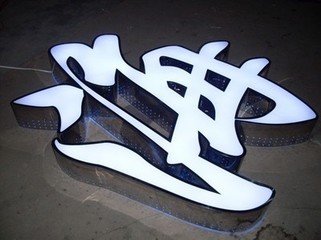 如何才能保持户外广告喷绘画面色彩不变色？